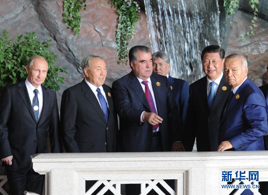 9月12日，上海合作組織成員國元首理事會第十四次會議在塔吉克斯坦首都杜尚別舉行。國家主席習(xí)近平出席會議并發(fā)表重要講話。這是習(xí)近平同其他成員國元首親切交談。新華社記者謝環(huán)馳攝 