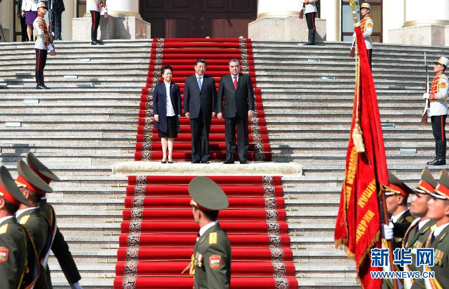 9月13日，國(guó)家主席習(xí)近平在杜尚別同塔吉克斯坦總統(tǒng)拉赫蒙舉行會(huì)談。會(huì)談前，拉赫蒙在民族宮前廣場(chǎng)為習(xí)近平舉行隆重的歡迎儀式。新華社記者馬占成攝 