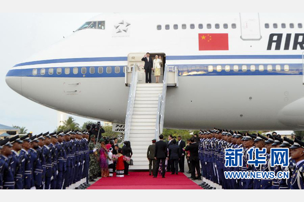 9月14日，國家主席習(xí)近平抵達(dá)馬累，開始對馬爾代夫進(jìn)行國事訪問。習(xí)近平和夫人彭麗媛在機(jī)場受到馬爾代夫總統(tǒng)亞明夫婦的熱情迎接。新華社記者 張鐸 攝