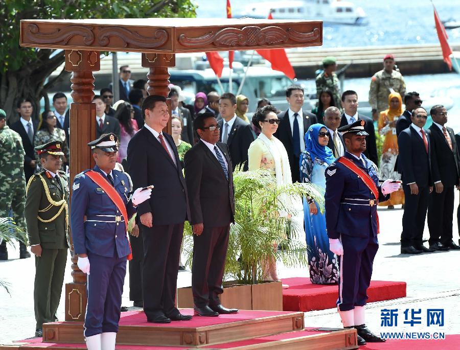 9月15日，國(guó)家主席習(xí)近平同馬爾代夫總統(tǒng)亞明在馬累舉行會(huì)談。會(huì)談前，亞明在共和國(guó)廣場(chǎng)為習(xí)近平舉行歡迎儀式。 新華社記者 馬占成 攝