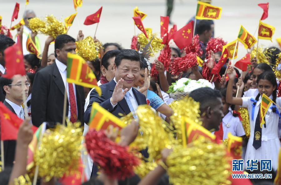  9月16日，國家主席習(xí)近平抵達(dá)科倫坡，開始對斯里蘭卡進(jìn)行國事訪問。在班達(dá)拉奈克國際機(jī)場，習(xí)近平和夫人彭麗媛受到拉賈帕克薩總統(tǒng)夫婦熱情迎接。新華社記者謝環(huán)馳攝 