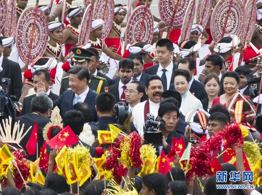 9月16日，國家主席習(xí)近平抵達(dá)科倫坡，開始對斯里蘭卡進(jìn)行國事訪問。在班達(dá)拉奈克國際機(jī)場，習(xí)近平和夫人彭麗媛受到拉賈帕克薩總統(tǒng)夫婦熱情迎接。新華社記者黃敬文攝 