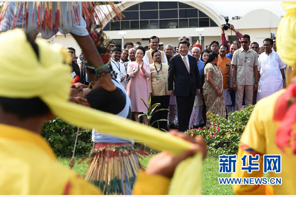 9月17日，國家主席習(xí)近平抵達(dá)古吉拉特邦艾哈邁達(dá)巴德市，開始對印度進(jìn)行國事訪問。這是印度青年跳起古吉拉特邦傳統(tǒng)舞蹈，歡迎習(xí)近平和夫人彭麗媛。新華社記者 馬占成 攝