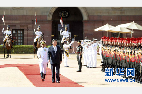 9月18日，國家主席習(xí)近平出席印度總統(tǒng)慕克吉在總統(tǒng)府舉行的隆重歡迎儀式。 新華社記者 張鐸 攝