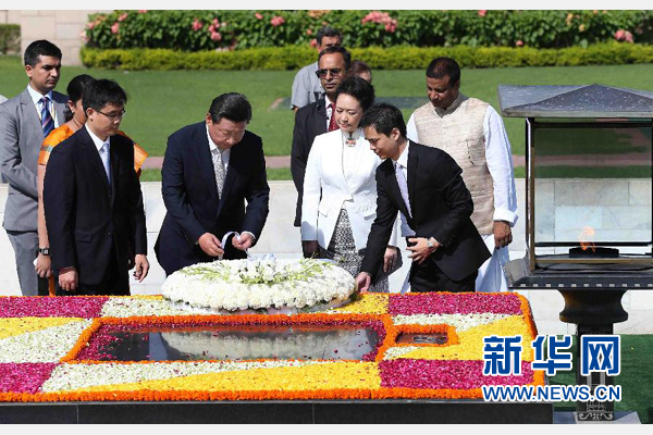 9月18日，國家主席習(xí)近平和夫人彭麗媛在新德里向甘地墓敬獻(xiàn)花圈。 新華社記者 龐興雷 攝