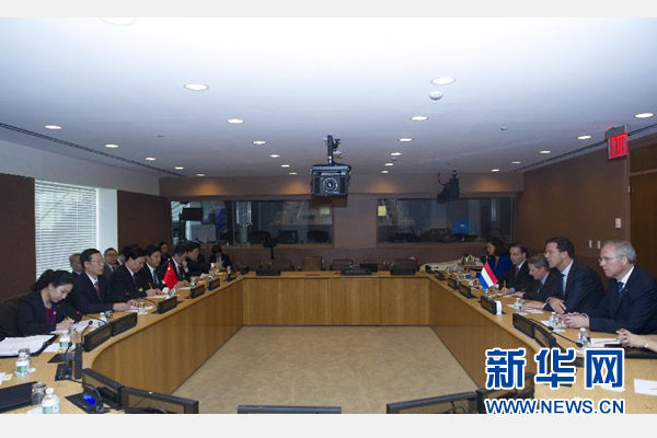 9月23日，出席聯(lián)合國氣候峰會的國家主席習近平特使、國務院副總理張高麗在紐約聯(lián)合國總部會見荷蘭首相呂特。 新華社記者 王曄 攝 