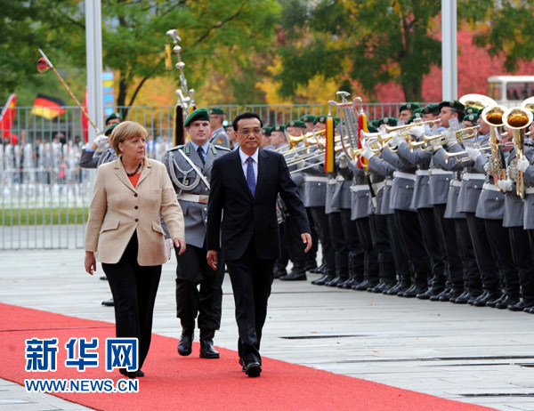 10月10日，德國總理默克爾在柏林總理府前廣場舉行隆重儀式，歡迎中國國務(wù)院總理李克強(qiáng)對德國進(jìn)行正式訪問。 新華社記者 饒愛民 攝 