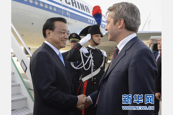 10月14日，國務(wù)院總理李克強(qiáng)乘專機(jī)抵達(dá)羅馬，開始對(duì)意大利進(jìn)行正式訪問，意大利政府高級(jí)官員到機(jī)場(chǎng)迎接。 新華社記者李學(xué)仁攝
