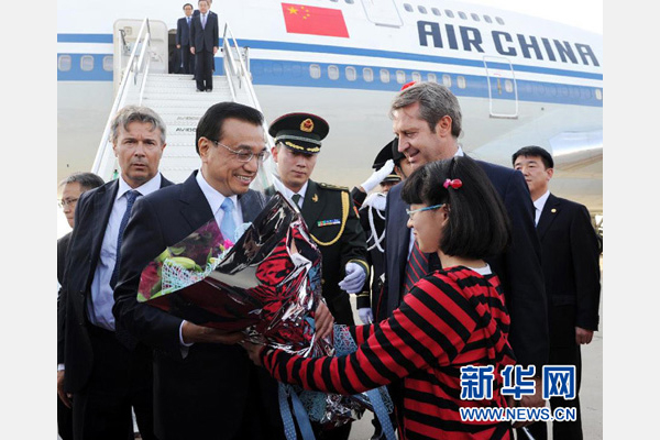 10月14日，國務(wù)院總理李克強(qiáng)乘專機(jī)抵達(dá)羅馬，開始對(duì)意大利進(jìn)行正式訪問。新華社記者 饒愛民 攝