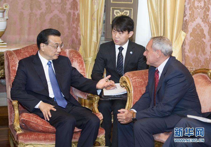 10月15日，中國國務(wù)院總理李克強在羅馬會見意大利參議長格拉索。 新華社記者謝環(huán)馳攝 