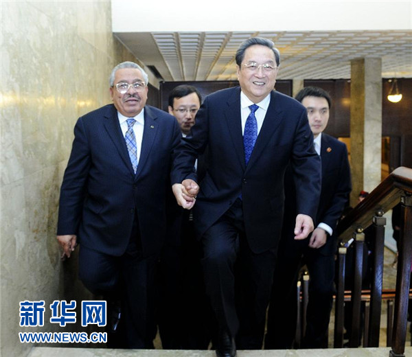 11月9日，正在約旦進行正式友好訪問的全國政協(xié)主席俞正聲在安曼與約旦參議長拉瓦比德進行會談。這是會談前，俞正聲與拉瓦比德攜手步入會場。新華社記者 張鐸 攝 