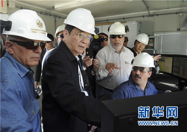 11月8日，正在約旦進行正式友好訪問的全國政協(xié)主席俞正聲在安曼參觀阿拉伯鉀肥公司。這是俞正聲在采鹽船上仔細詢問開采情況。 新華社記者 張鐸 攝