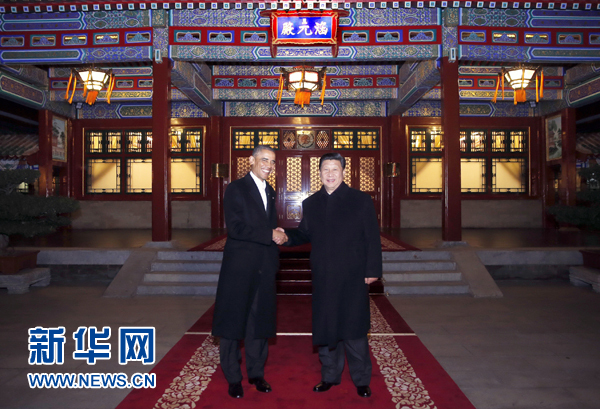 11月11日晚，國(guó)家主席習(xí)近平在中南海同美國(guó)總統(tǒng)奧巴馬舉行會(huì)晤。這是兩國(guó)元首在瀛臺(tái)涵元殿前握手。 新華社記者鞠鵬攝