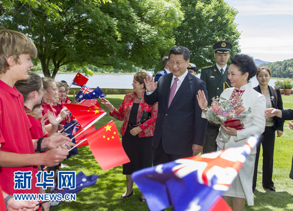 11月17日，中國國家主席習(xí)近平在堪培拉會(huì)見澳大利亞總督科斯格羅夫。會(huì)見前，科斯格羅夫在總督府草坪為習(xí)近平舉行隆重歡迎儀式。習(xí)近平和夫人彭麗媛抵達(dá)時(shí)，受到科斯格羅夫總督夫婦熱情迎接。新華社記者謝環(huán)馳 攝 