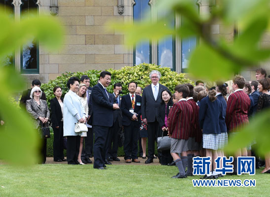 11月18日，國家主席習近平在澳大利亞塔斯馬尼亞州與朗塞斯頓市斯科奇－歐克伯恩小學的小學生共同植樹。新華社記者 馬占成 攝