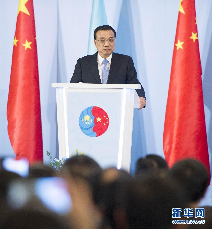  12月14日，國務(wù)院總理李克強在阿斯塔納同哈薩克斯坦總理馬西莫夫共同出席中哈企業(yè)家委員會第二次會議。這是李克強總理在會議上致辭。新華社記者 黃敬文 攝 
