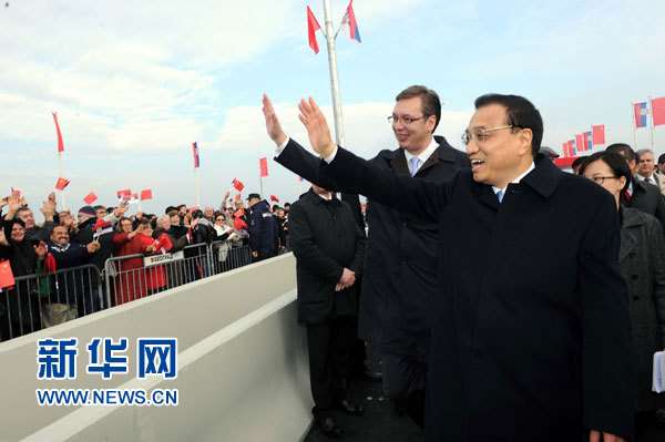 12月18日，中國國務院總理李克強在貝爾格萊德同塞爾維亞總理武契奇共同出席貝爾格萊德跨多瑙河大橋竣工儀式。這是李克強與武契奇在儀式現(xiàn)場向塞爾維亞群眾揮手致意。新華社記者 饒愛民 攝