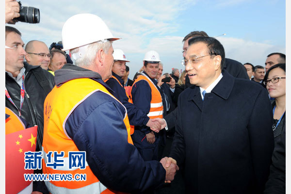 12月18日，中國國務院總理李克強在貝爾格萊德同塞爾維亞總理武契奇共同出席貝爾格萊德跨多瑙河大橋竣工儀式。這是李克強同大橋建設者親切交流。新華社記者 饒愛民 攝