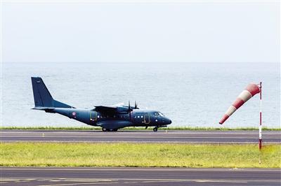7日，法屬留尼汪島，法國軍事運輸機沿海岸搜尋MH370殘骸。