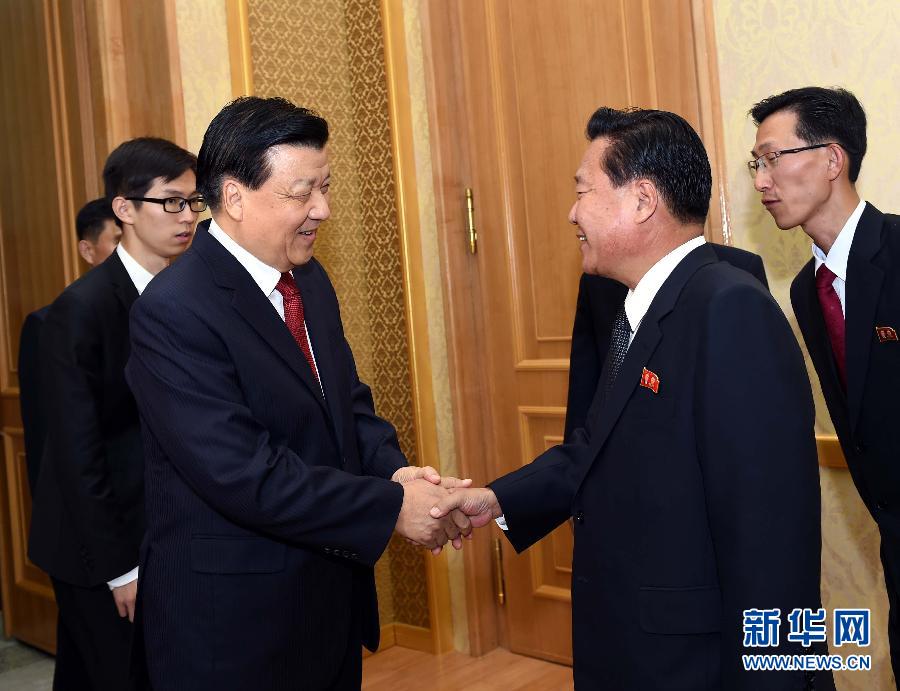 10月9日，在朝鮮進(jìn)行正式友好訪問(wèn)的中共中央政治局常委、中央書(shū)記處書(shū)記劉云山與朝鮮勞動(dòng)黨中央政治局委員、中央書(shū)記崔龍海舉行會(huì)談。新華社記者 饒愛(ài)民 攝