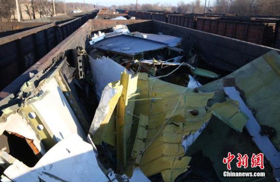 資料圖：烏克蘭頓涅茨克，MH17墜毀客機的殘骸裝上火車。圖片來源：CFP視覺中國