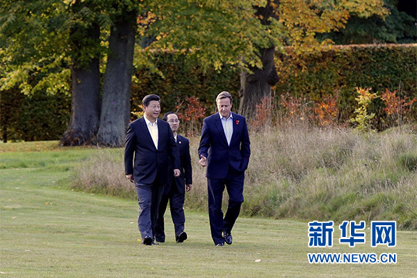 這是習(xí)近平與卡梅倫漫步草坪，邊走邊談。新華社記者 鞠鵬攝