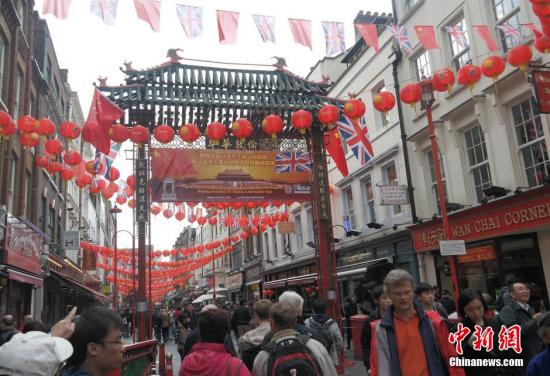 習近平主席訪問英國，倫敦唐人街掛出大紅燈籠和中英兩國國旗。 <a target='_blank' ><p  align=