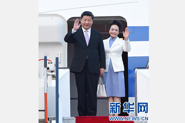 11月6日，國家主席習(xí)近平抵達(dá)新加坡，開始對(duì)新加坡進(jìn)行國事訪問。這是習(xí)近平和夫人彭麗媛步出艙門。 新華社記者張鐸攝