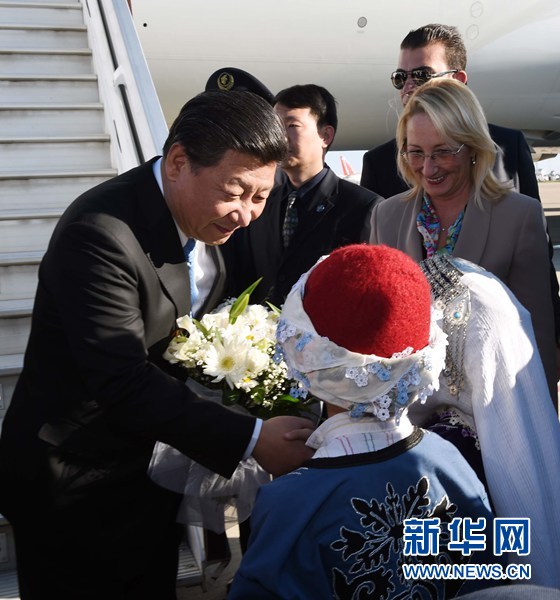 11月14日，國家主席習(xí)近平抵達(dá)土耳其安塔利亞，應(yīng)土耳其共和國總統(tǒng)埃爾多安邀請，出席二十國集團(tuán)領(lǐng)導(dǎo)人第十次峰會。這是土耳其兒童向習(xí)近平主席獻(xiàn)花。新華社記者 饒愛民 攝 