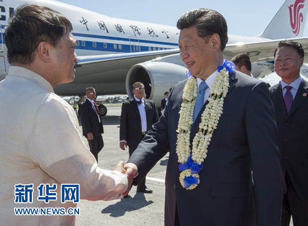 11月17日，國家主席習(xí)近平抵達(dá)菲律賓首都馬尼拉尼諾·阿基諾國際機(jī)場，出席即將舉行的亞太經(jīng)合組織第二十三次領(lǐng)導(dǎo)人非正式會議。菲律賓高級官員到機(jī)場迎接習(xí)近平主席。新華社記者李學(xué)仁攝