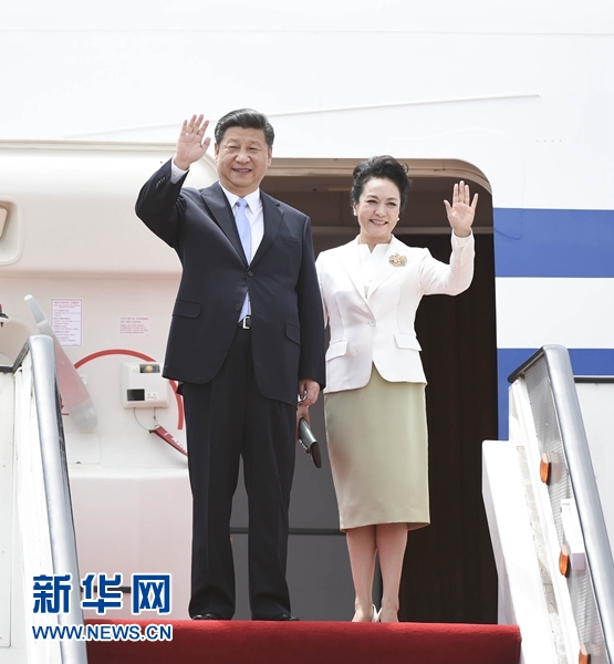 12月1日，中國(guó)國(guó)家主席習(xí)近平乘專(zhuān)機(jī)抵達(dá)津巴布韋首都哈拉雷，開(kāi)始對(duì)津巴布韋進(jìn)行國(guó)事訪(fǎng)問(wèn)。津巴布韋總統(tǒng)穆加貝在機(jī)場(chǎng)舉行隆重歡迎儀式。這是習(xí)近平和夫人彭麗媛向歡迎人群揮手致意。新華社記者 謝環(huán)馳 攝 