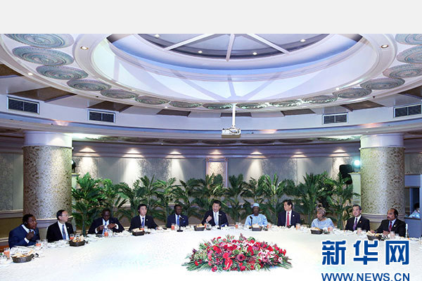 12月5日，國(guó)家主席習(xí)近平在約翰內(nèi)斯堡再次集體會(huì)見17位非洲國(guó)家領(lǐng)導(dǎo)人。 新華社記者 姚大偉 攝
