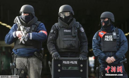 布魯塞爾全副武裝的警察。