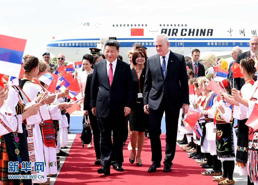 6月17日，國(guó)家主席習(xí)近平乘專機(jī)抵達(dá)貝爾格萊德，開始對(duì)塞爾維亞共和國(guó)進(jìn)行國(guó)事訪問。習(xí)近平和夫人彭麗媛在機(jī)場(chǎng)受到塞爾維亞總統(tǒng)尼科利奇夫婦的熱情迎接。新華社記者 饒愛民 攝