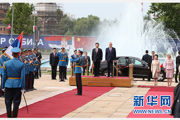  6月18日，國家主席習近平出席塞爾維亞總統(tǒng)尼科利奇在貝爾格萊德舉行的隆重歡迎儀式。 新華社記者馬占成攝