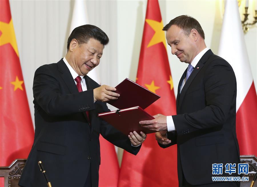 6月20日，國家主席習近平在華沙同波蘭總統(tǒng)杜達舉行會談。這是會談后，兩國元首共同簽署《中華人民共和國和波蘭共和國關于建立全面戰(zhàn)略伙伴關系的聯(lián)合聲明》。新華社記者蘭紅光攝