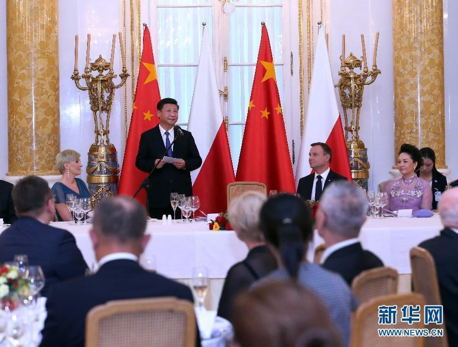 6月20日，國家主席習(xí)近平出席波蘭總統(tǒng)杜達(dá)在華沙王宮舉行的盛大歡迎晚宴。 新華社記者 劉衛(wèi)兵 攝