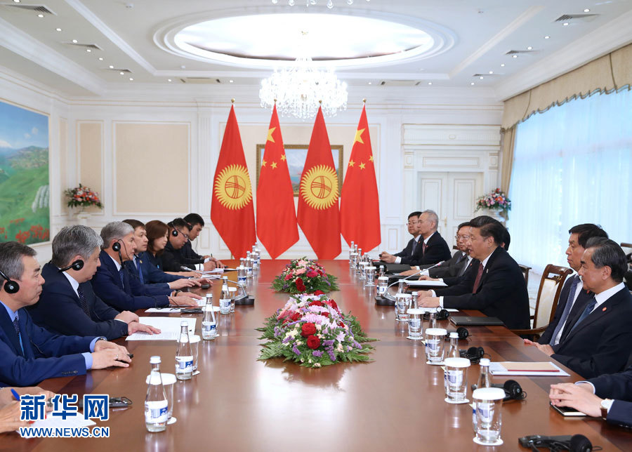 6月24日，國家主席習(xí)近平在烏茲別克斯坦塔什干會(huì)見吉爾吉斯斯坦總統(tǒng)阿坦巴耶夫。 新華社記者 馬占成 攝