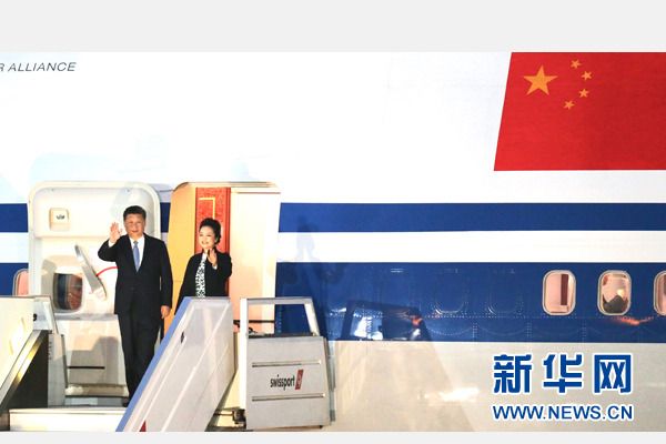 當(dāng)?shù)貢r間11月18日，國家主席習(xí)近平抵達(dá)利馬，出席亞太經(jīng)合組織第二十四次領(lǐng)導(dǎo)人非正式會議并對秘魯共和國進(jìn)行國事訪問。習(xí)近平和夫人彭麗媛受到秘魯副總統(tǒng)阿勞斯等熱情迎接。新華社記者 丁林 攝