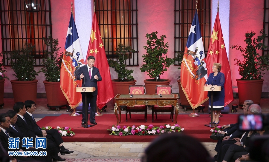 11月22日，國(guó)家主席習(xí)近平在圣地亞哥同智利總統(tǒng)巴切萊特舉行會(huì)談。這是會(huì)談后，兩國(guó)元首共同會(huì)見(jiàn)記者。 新華社記者 蘭紅光 攝