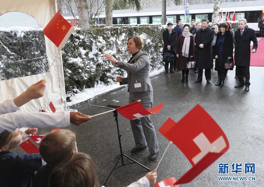 這是習(xí)近平和夫人彭麗媛在伯爾尼克爾薩茨火車站觀看瑞士童聲合唱團(tuán)表演。 新華社記者 蘭紅光 攝