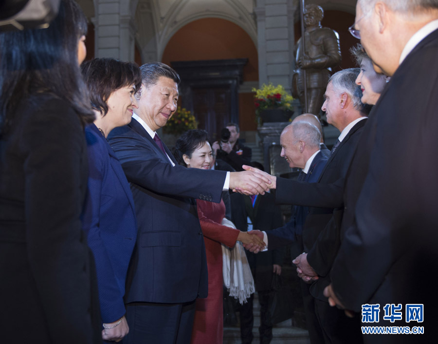 1月15日，國家主席習(xí)近平在伯爾尼出席瑞士聯(lián)邦委員會全體委員集體舉行的迎接儀式并致辭。 新華社記者 謝環(huán)馳 攝