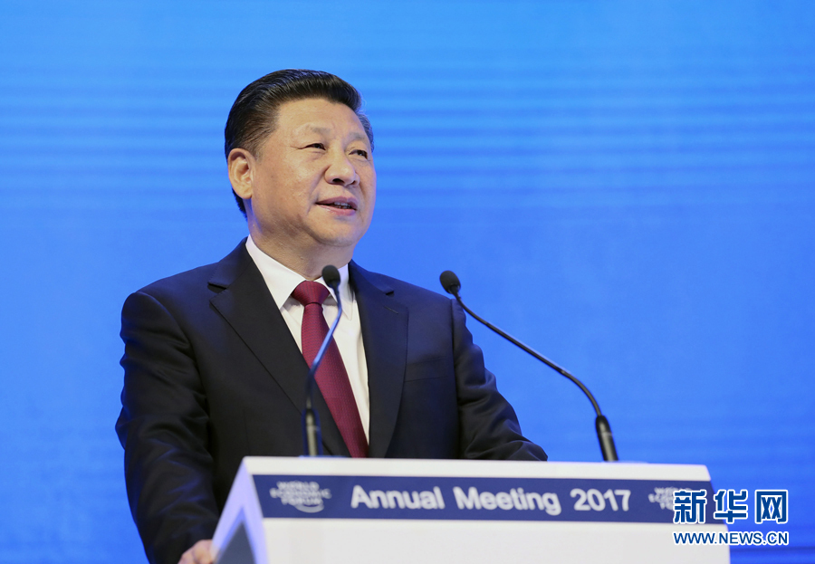 1月17日，國家主席習(xí)近平在瑞士達(dá)沃斯國際會(huì)議中心出席世界經(jīng)濟(jì)論壇2017年年會(huì)開幕式，并發(fā)表題為《共擔(dān)時(shí)代責(zé)任共促全球發(fā)展》的主旨演講。 新華社記者 蘭紅光 攝