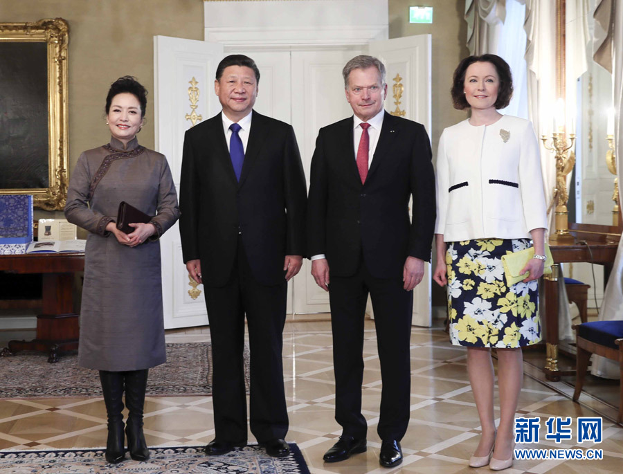 4月5日，國(guó)家主席習(xí)近平在赫爾辛基同芬蘭總統(tǒng)尼尼斯托舉行會(huì)談。會(huì)談前，習(xí)近平出席尼尼斯托在總統(tǒng)府庭院舉行的隆重歡迎儀式。這是歡迎儀式后，習(xí)近平和夫人彭麗媛同尼尼斯托和夫人豪吉?dú)W合影留念。新華社記者 蘭紅光 攝