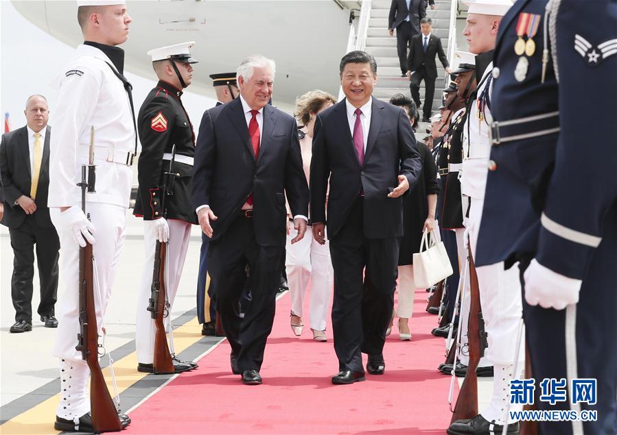 4月6日，國家主席習(xí)近平乘專機(jī)抵達(dá)美國佛羅里達(dá)州，將在海湖莊園同美國總統(tǒng)特朗普舉行中美元首會晤。習(xí)近平和夫人彭麗媛受到美國國務(wù)卿蒂勒森夫婦等熱情迎接。新華社記者 蘭紅光 攝 