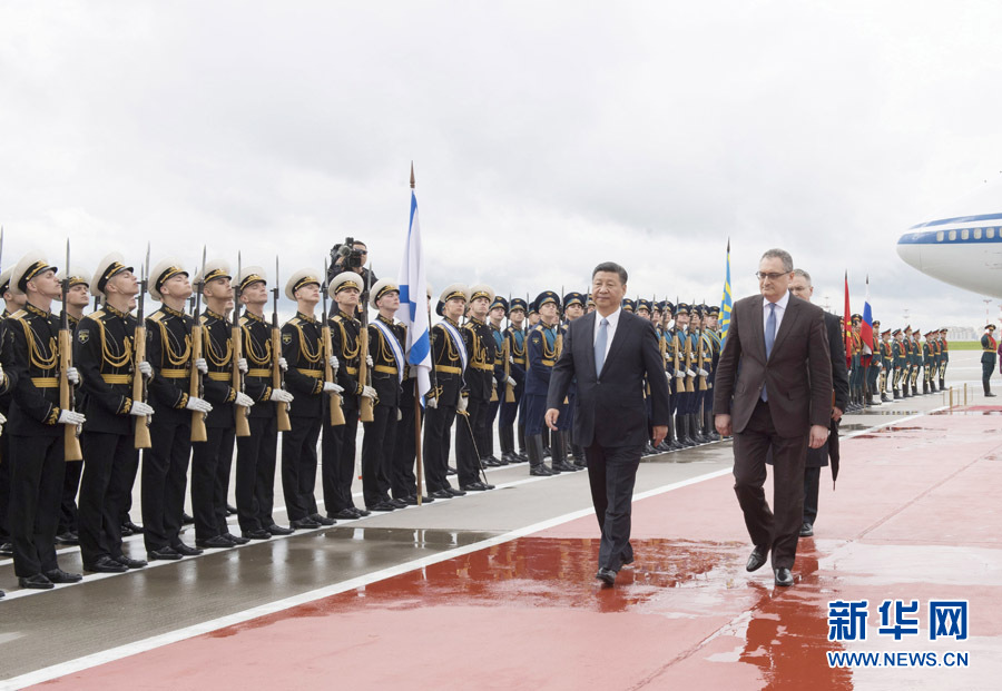 7月3日，國家主席習(xí)近平乘專機(jī)抵達(dá)莫斯科，開始對(duì)俄羅斯聯(lián)邦進(jìn)行國事訪問。這是習(xí)近平出席機(jī)場(chǎng)歡迎儀式。 新華社記者 李學(xué)仁 攝