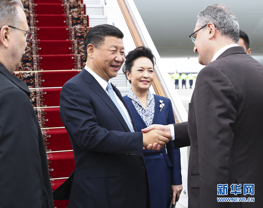 7月3日，國家主席習(xí)近平乘專機(jī)抵達(dá)莫斯科，開始對(duì)俄羅斯聯(lián)邦進(jìn)行國事訪問。這是習(xí)近平和夫人彭麗媛受到俄羅斯政府高級(jí)官員熱情迎接。新華社記者 謝環(huán)馳 攝 