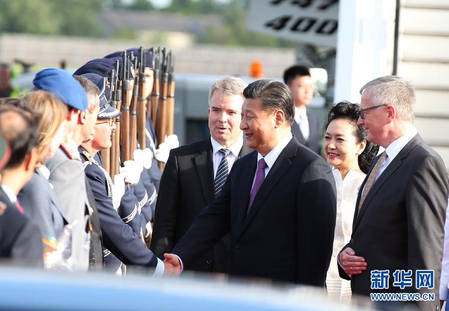 7月4日，國家主席習(xí)近平乘專機(jī)抵達(dá)柏林，開始對德意志聯(lián)邦共和國進(jìn)行國事訪問。德國政府高級官員在舷梯旁迎接習(xí)近平和夫人彭麗媛。新華社記者 姚大偉 攝