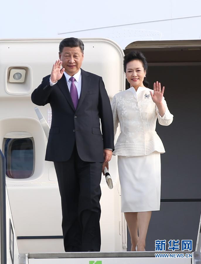 7月4日，國家主席習(xí)近平乘專機(jī)抵達(dá)柏林，開始對德意志聯(lián)邦共和國進(jìn)行國事訪問。這是習(xí)近平和夫人彭麗媛步出艙門。 新華社記者 姚大偉 攝