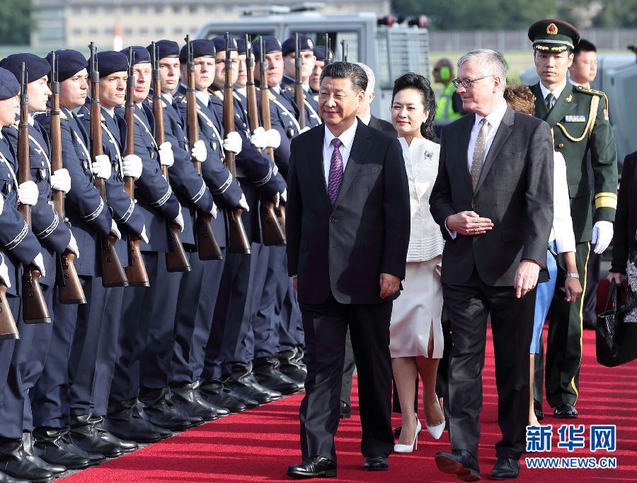 7月4日，國家主席習(xí)近平乘專機(jī)抵達(dá)柏林，開始對德意志聯(lián)邦共和國進(jìn)行國事訪問。德國政府高級官員在舷梯旁迎接習(xí)近平和夫人彭麗媛。新華社記者 王曄 攝